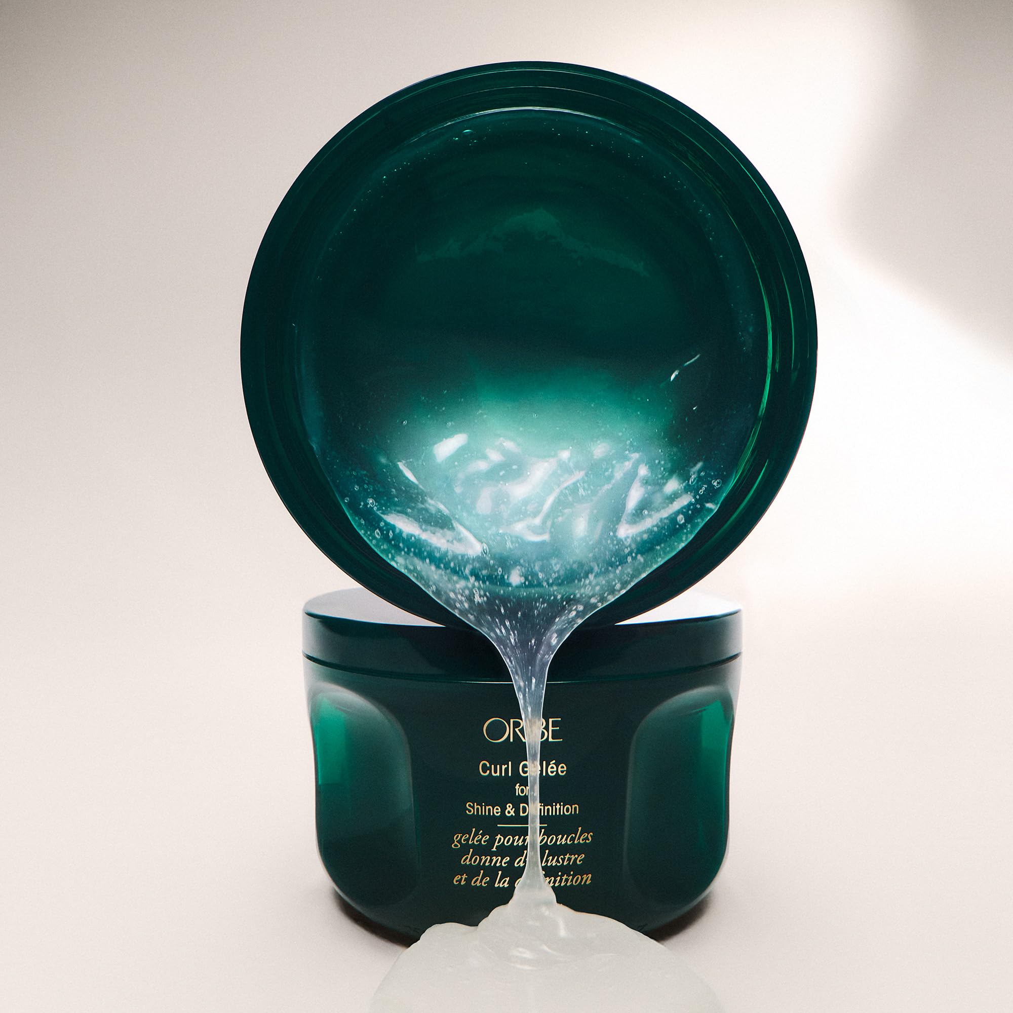 Oribe Curl Gelée ingredients include macadamia, neem, apricot oils