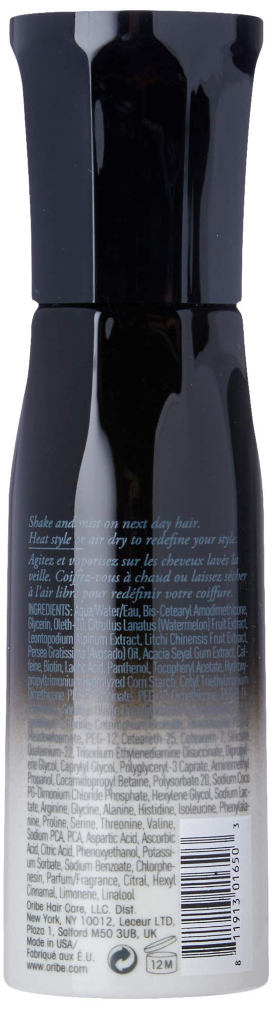 Oribe Mystify Restyling Spray: aplicación en manos para modelar sin grasa.