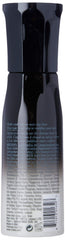 Oribe Mystify Restyling Spray: aplicación en manos para modelar sin grasa.