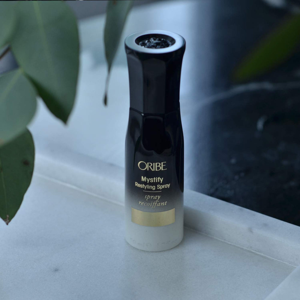 Oribe Mystify Restyling Spray: peinado terminado con brillo suave y textura redefinida.
