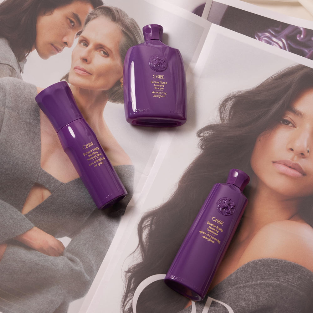 Oribe Serene Scalp Densifying Treatment Spray: perfila la línea del cabello con densidad visible.
