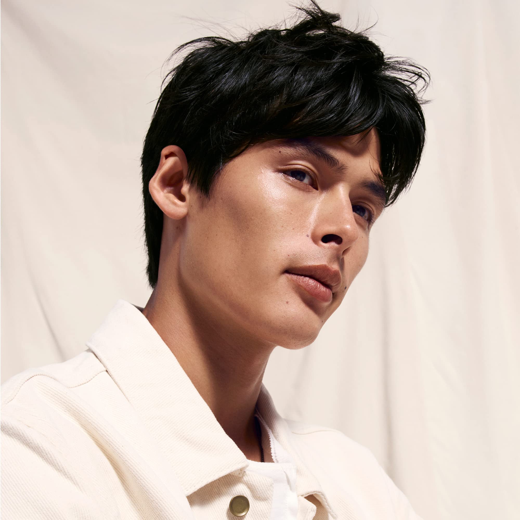 Oribe Serene Scalp Oil Control Shampoo application on damp hair demonstrates even distribution.