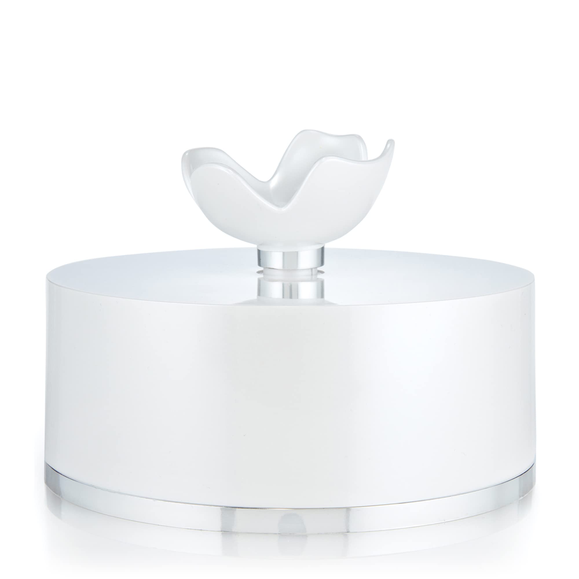 Application idea for Oscar Signature Dusting Powder demonstrates easy daytime touch-ups.