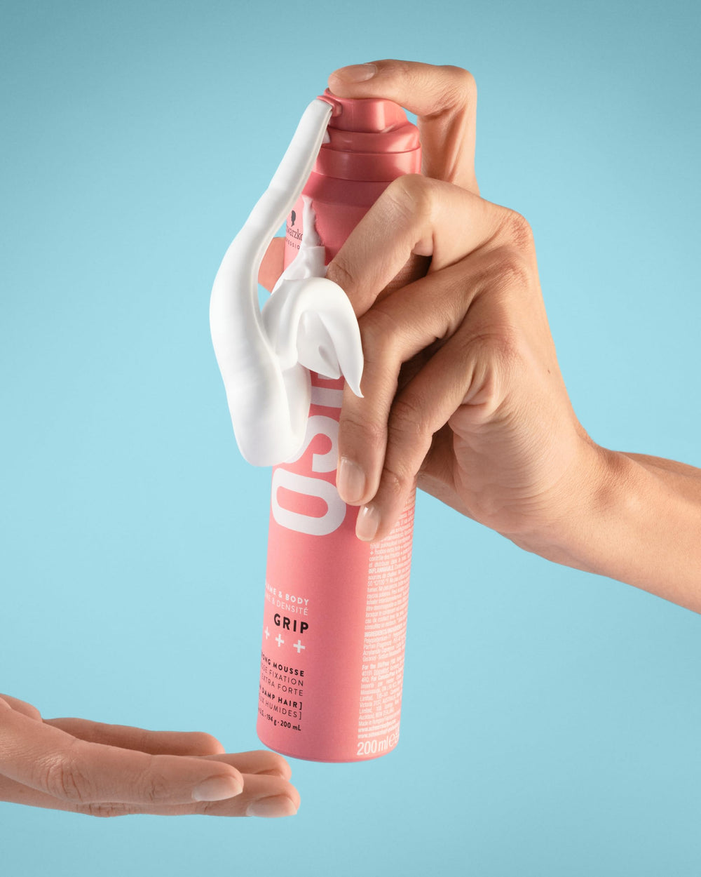 OSiS+ Grip Extreme Hold Mousse mantiene fijación duradera en peinados de estilo libre.