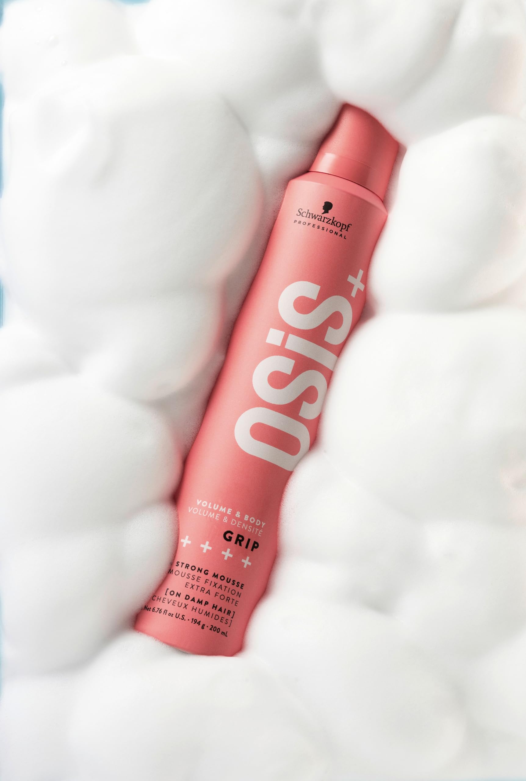 OSiS+ Grip Extreme Hold Mousse reduce estática y frizz para un acabado suave.
