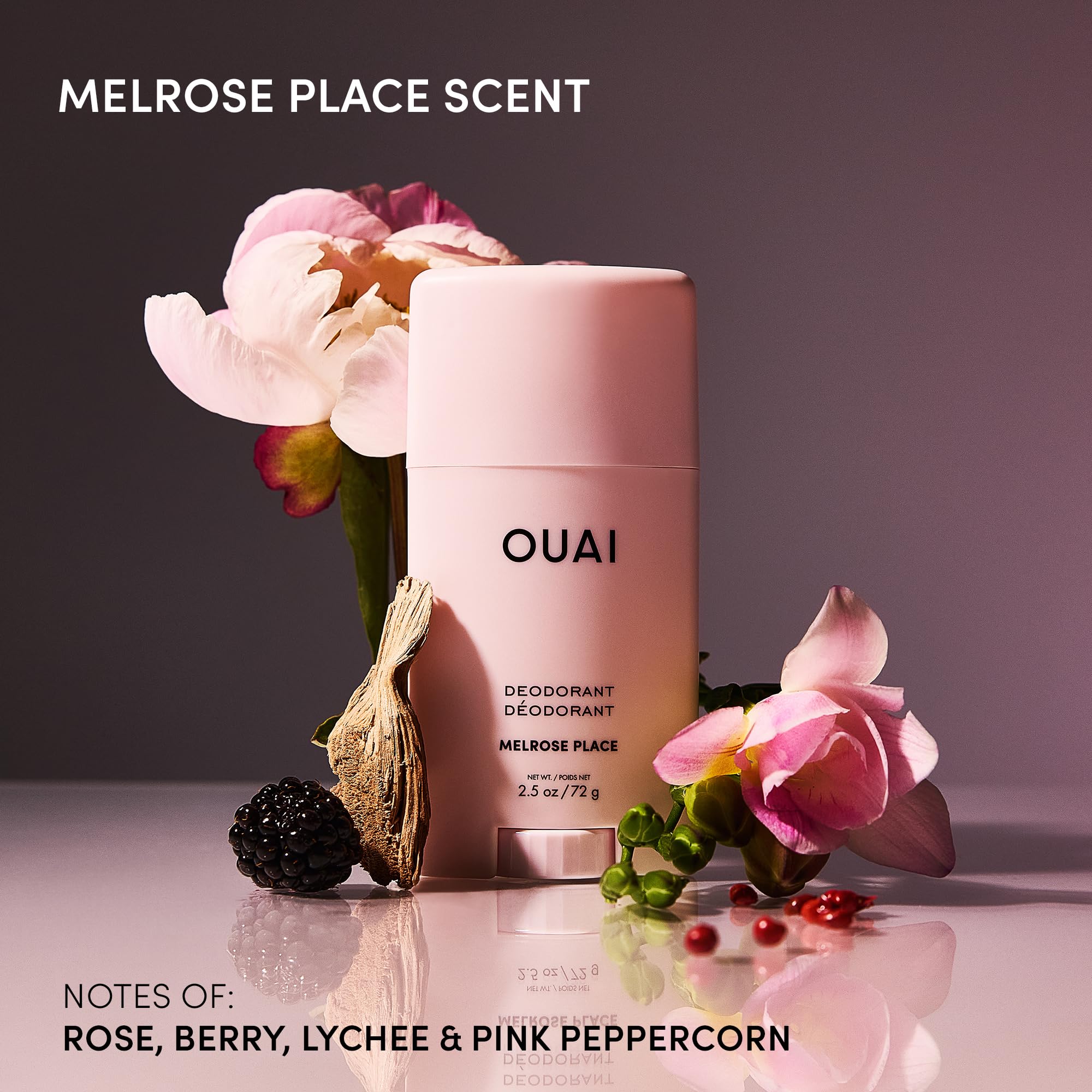 Aplicación clara del desodorante OUAI Melrose Place sobre la piel.