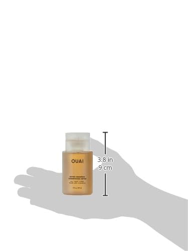 OUAI Detox Shampoo envase de viaje, fácil de transportar.