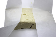 Our Earth's Secrets Manteca Karité Ivory aroma nuez, perfecto para un ritual de cuidado suave.
