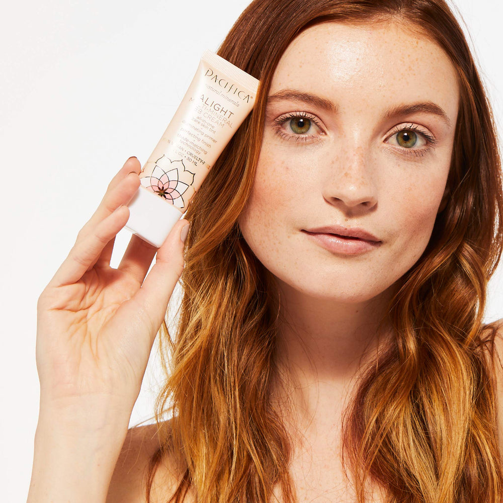 Pacifica Alight BB crema multi-mineral tono medio, acabado radiante y ligero para piel saludable.