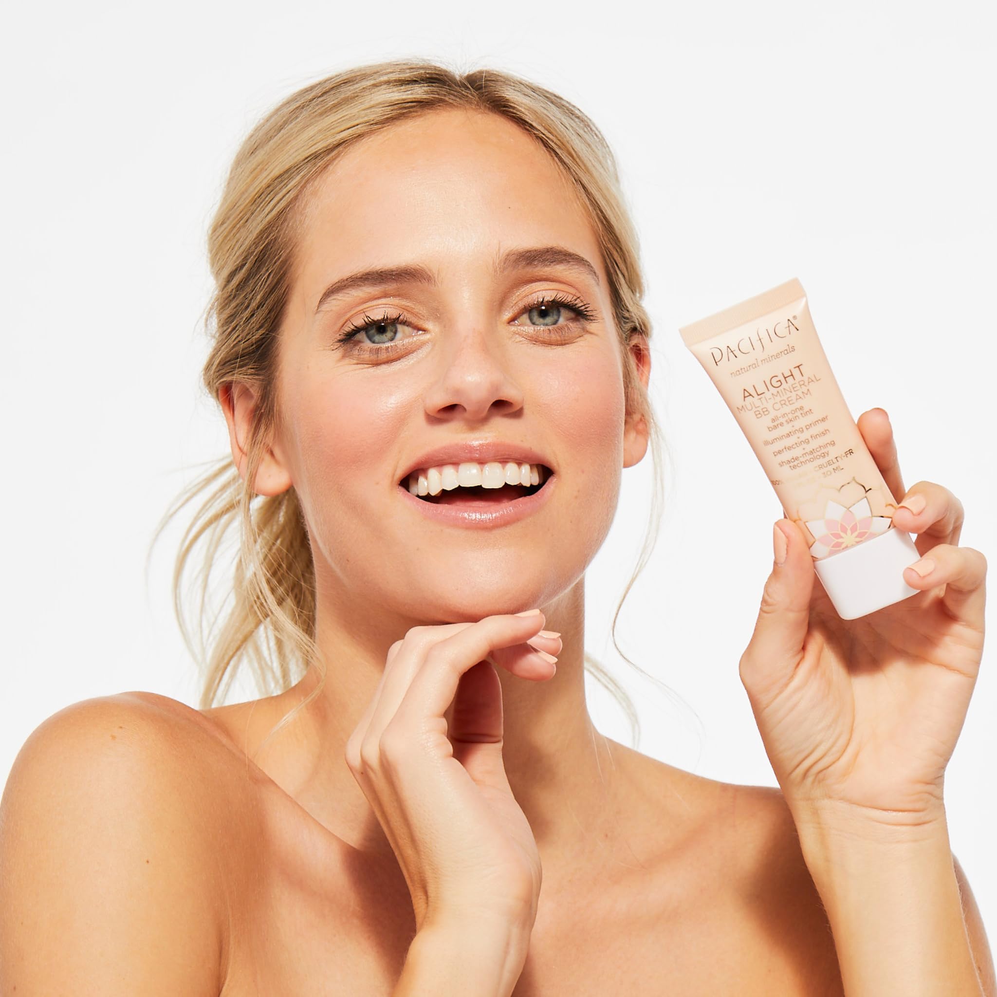 Pacifica Alight BB crema multi-mineral tono medio, libre de parabenos y no comedogenica.