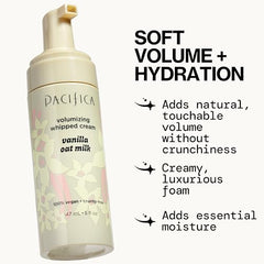 Aplicación de Pacifica Mousse en cabello húmedo define textura sin apelmazar.