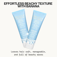 Aplicación del bálsamo Salty Waves en cabello húmedo para ondas definidas.