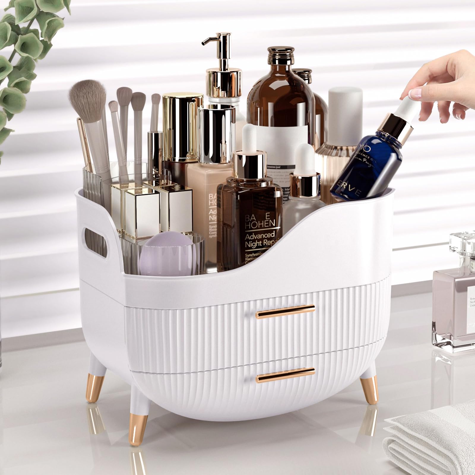 Pajiriona makeup organizer features a convenient handle for easy room-to-room transport.