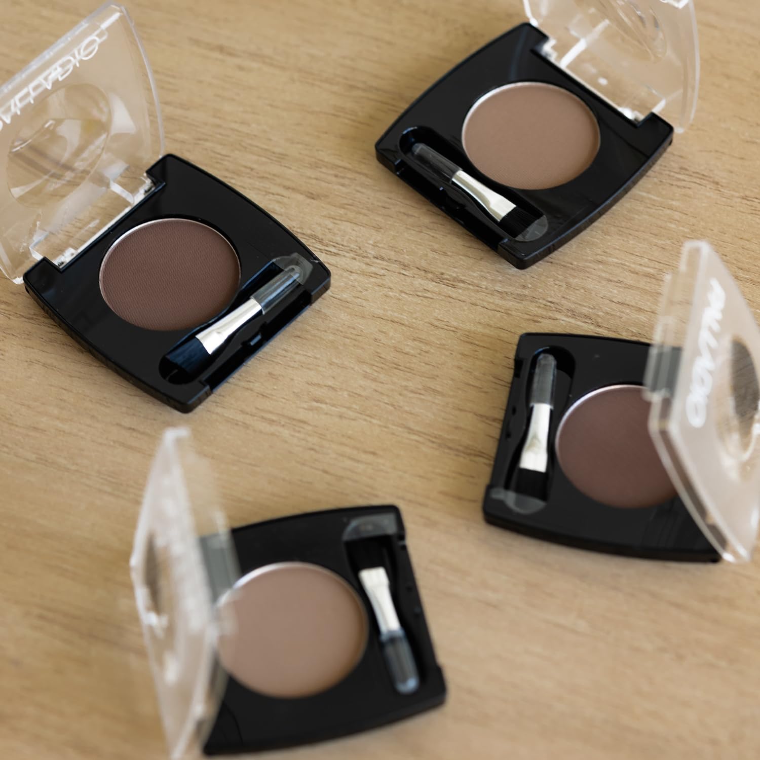 Empaque compacto Palladio, ideal para viaje y retoques en la bolsa.