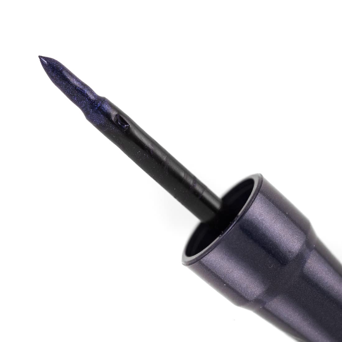 Pigmentación intensa de Palladio para un delineado llamativo y duradero.