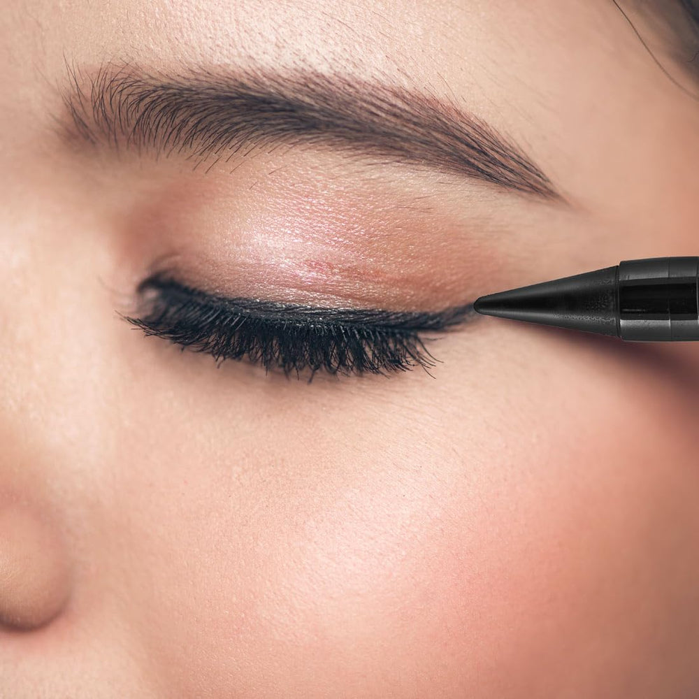 Palladio Immortal Kajal como sombra suave para un look definido.