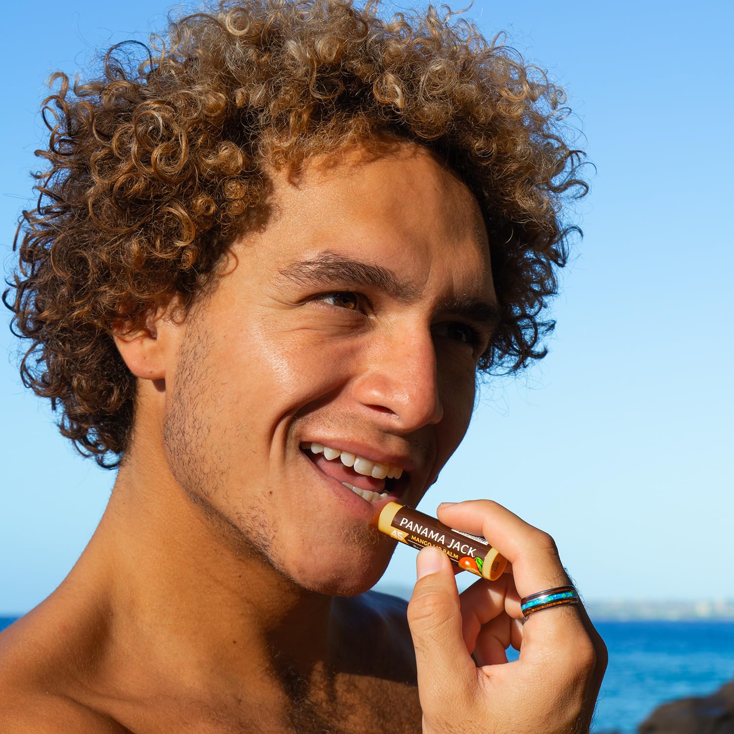 Aplicación fácil con Panama Jack bálsamo labial SPF45 para viaje