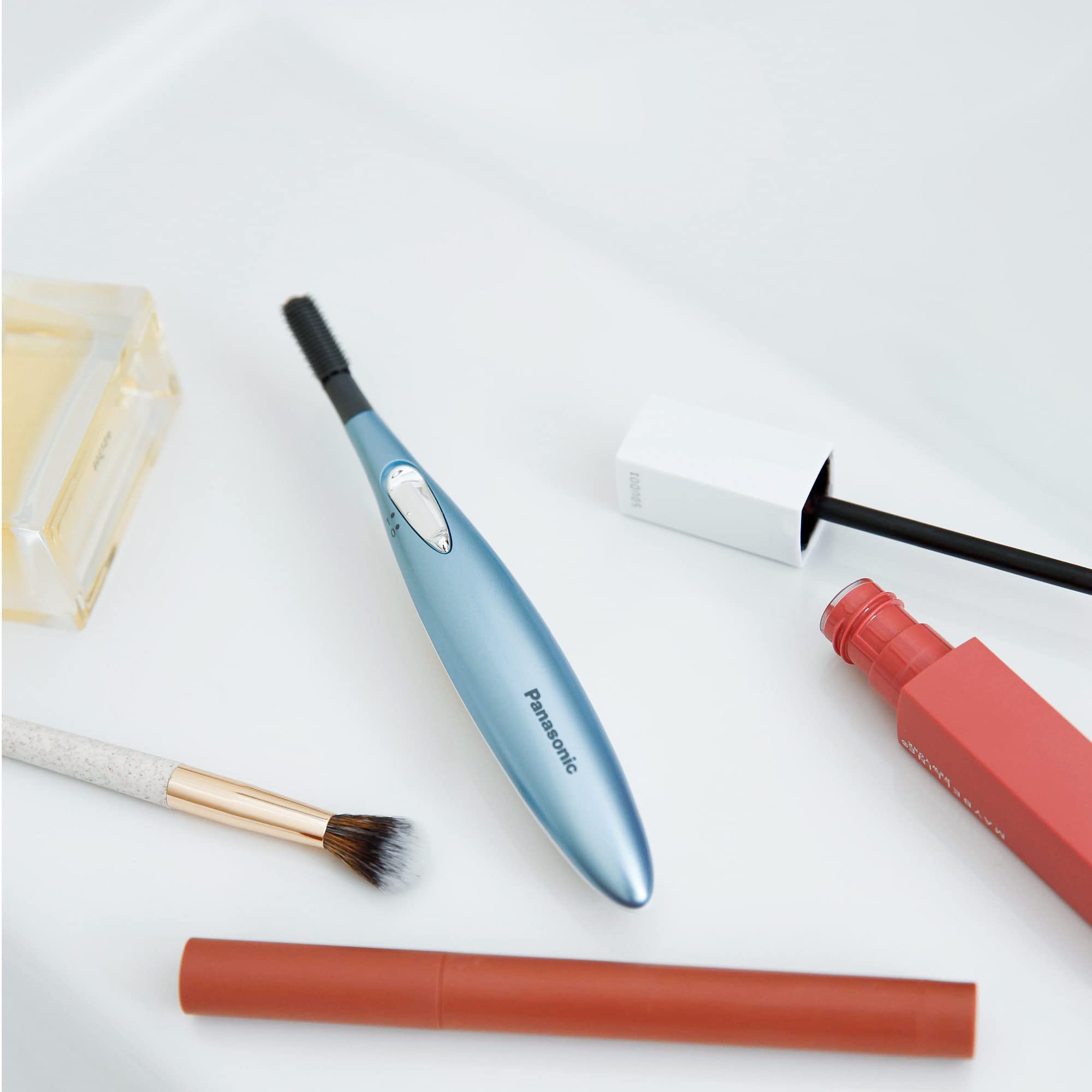 Panasonic battery operated eyelash curler uses AA battery