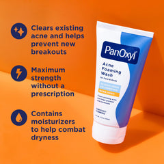 PanOxyl espuma para acné en la cara, limpia y prepara la piel.