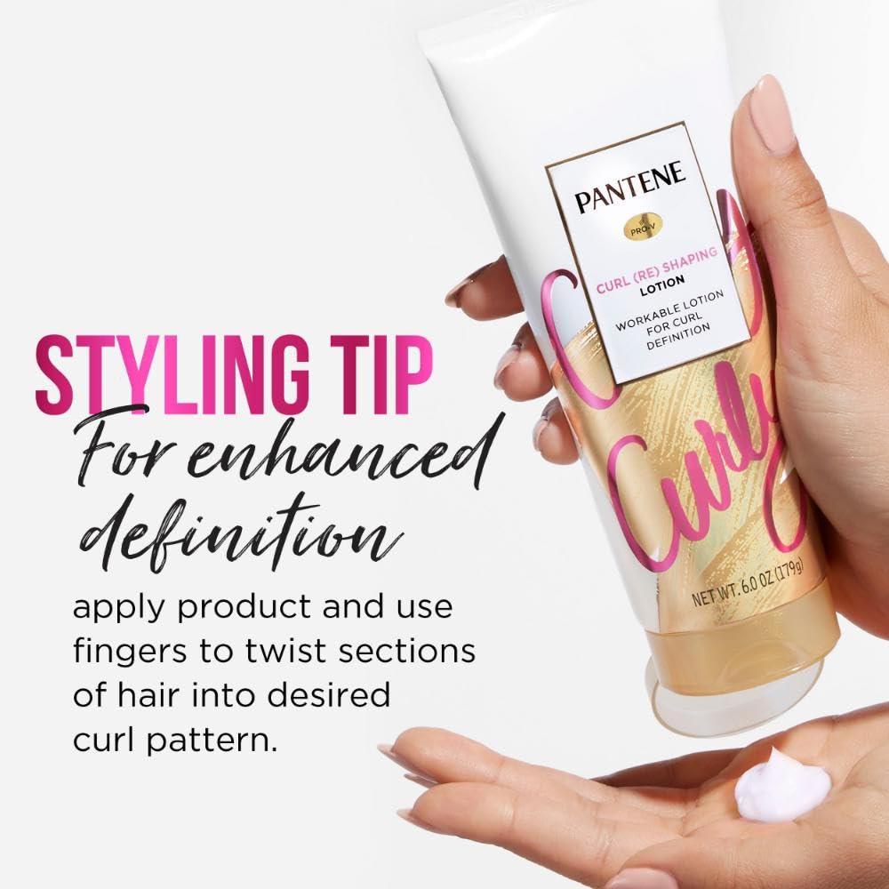 Pantene Pro-V crema para rizos aplicada en cabello húmedo aporta hidratación suave.