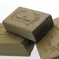 Jabón Papoutsanis aceite de oliva, textura aterciopelada en la superficie.