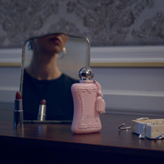 Parfums de Marly Delina Exclusif sprayer action for easy application.