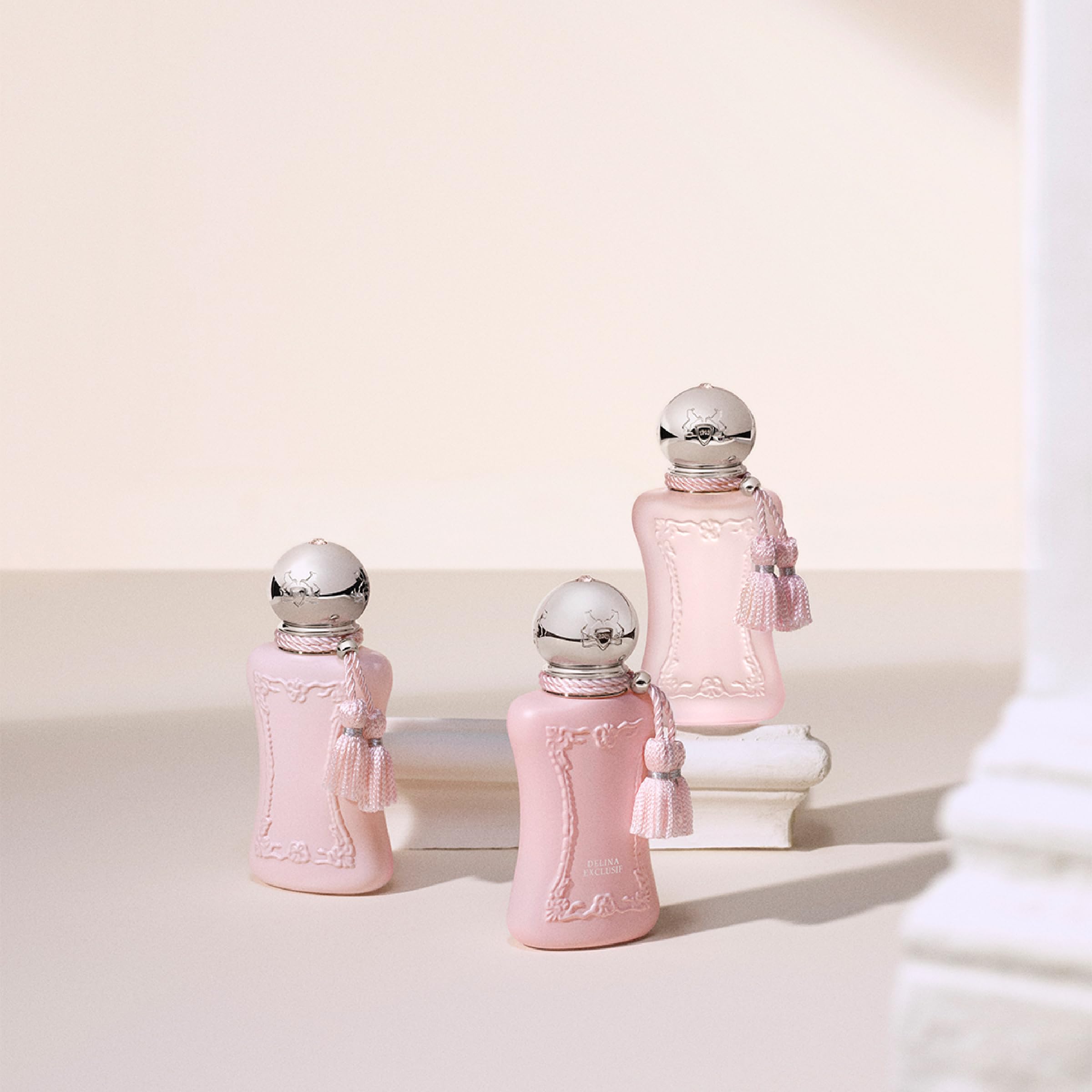 Parfums de Marly Delina Exclusif wooden cap texture conveys luxury.