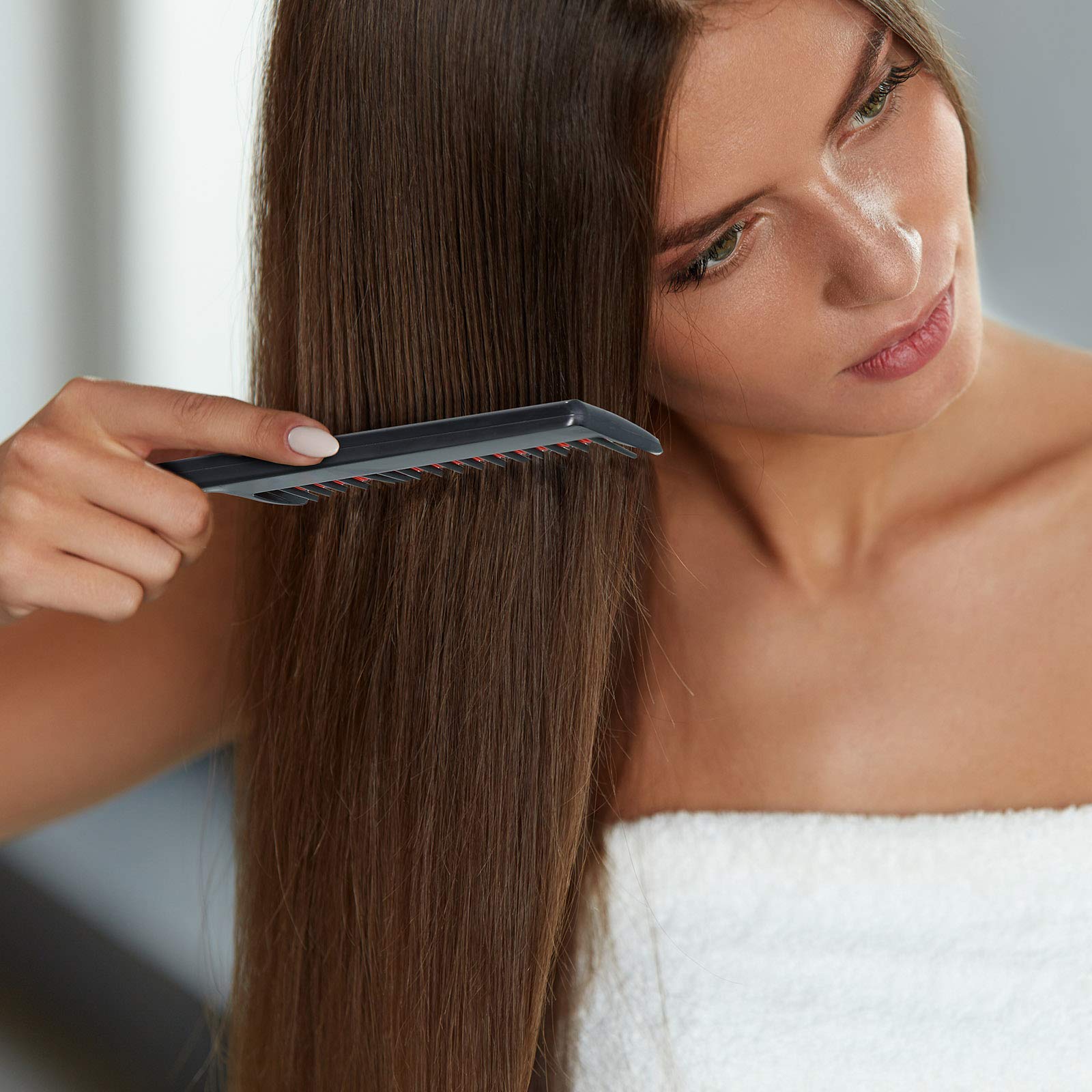 Patelai Back-combing comb helps lift volume and create fluffy looks.