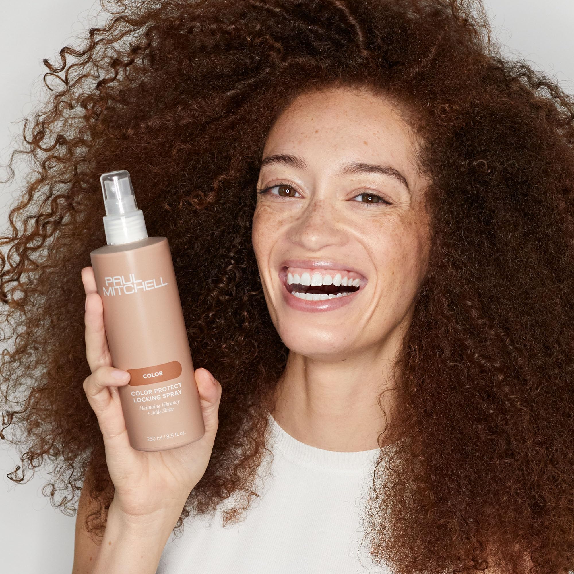 Paul Mitchell Color Protect Locking Spray aporta brillo y vitalidad entre visitas.