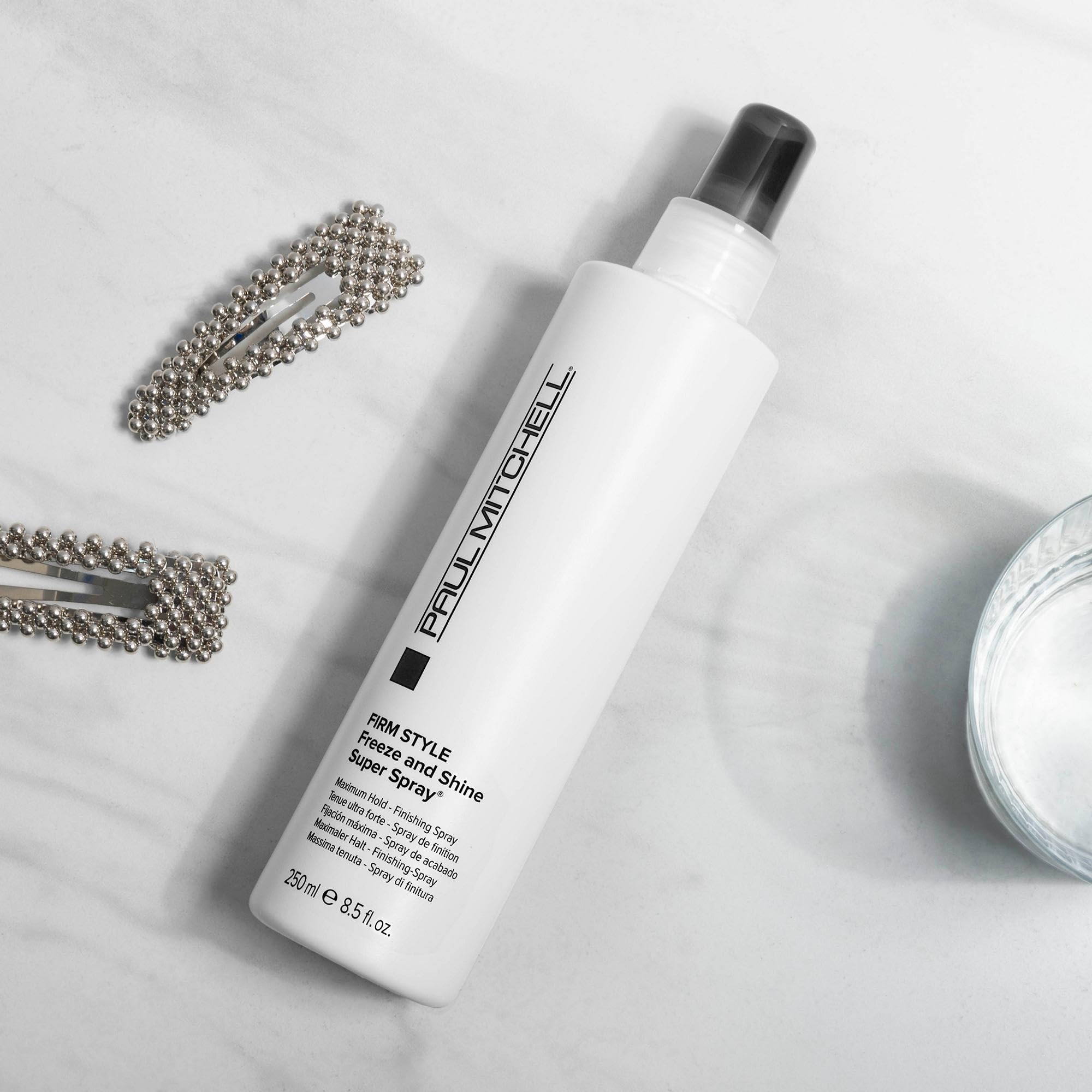 Paul Mitchell laca con pulverización precisa para uso diario.