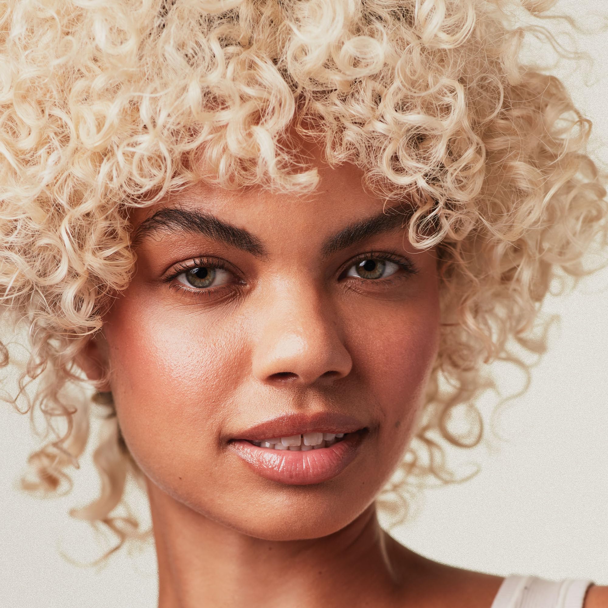 Paul Mitchell Platinum Blonde Violet Conditioner, pigmentos violetas atenúan tonos amarillentos en rubios claros.