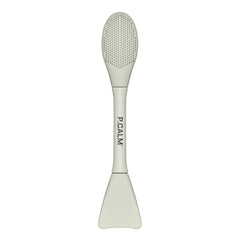 P.CALM dual pore brush spatula end for smooth mask application and mess-free routine.