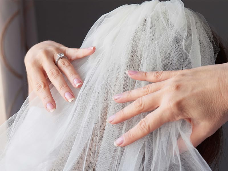 Damaged nails look reinforced and more resilient after use.