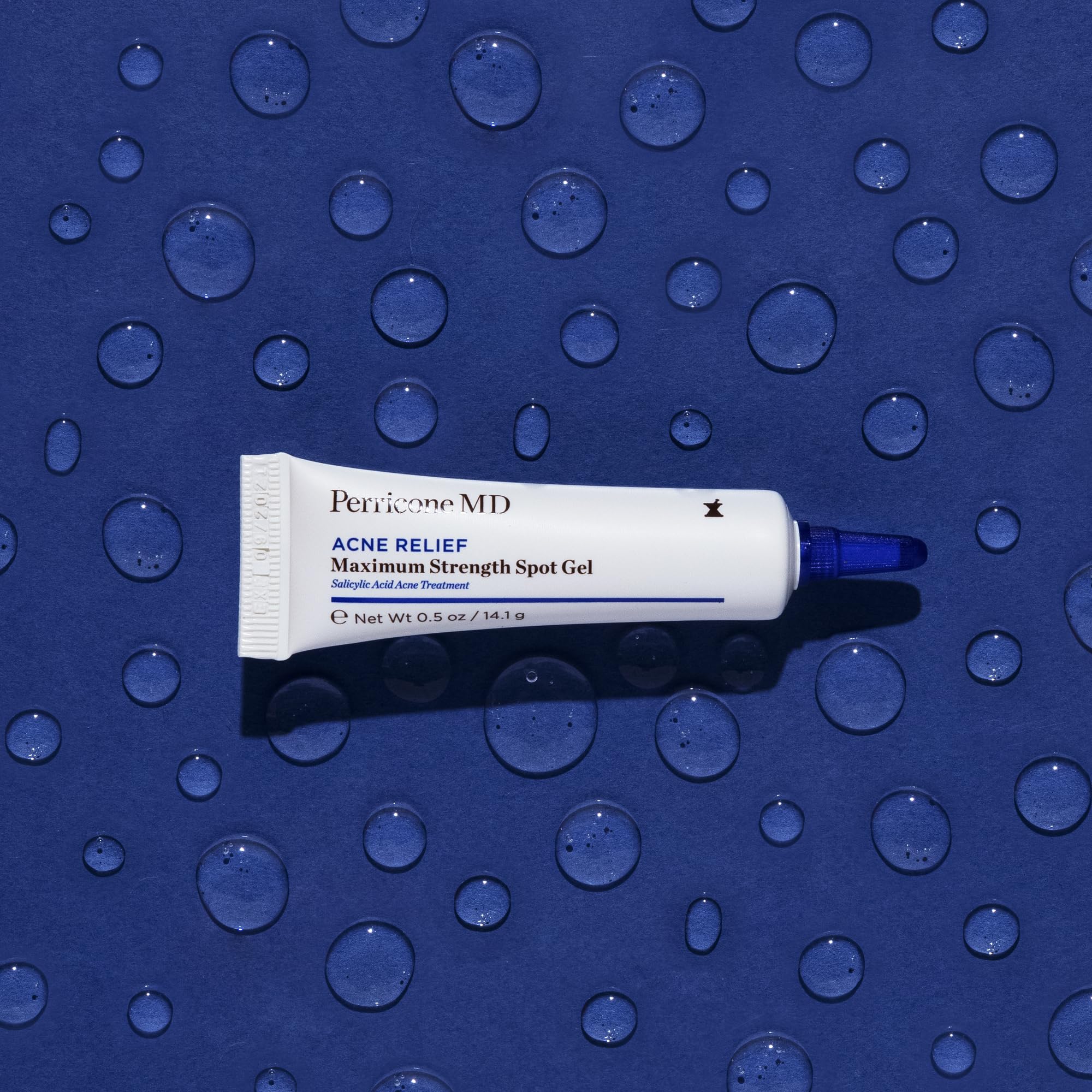 Perricone MD Acne Relief Gel, ingredientes clave como ácidos y árbol de té para piel clara.