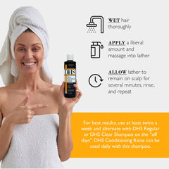 Aplicación en el cabello con DHS Tar Shampoo para limpieza profunda.
