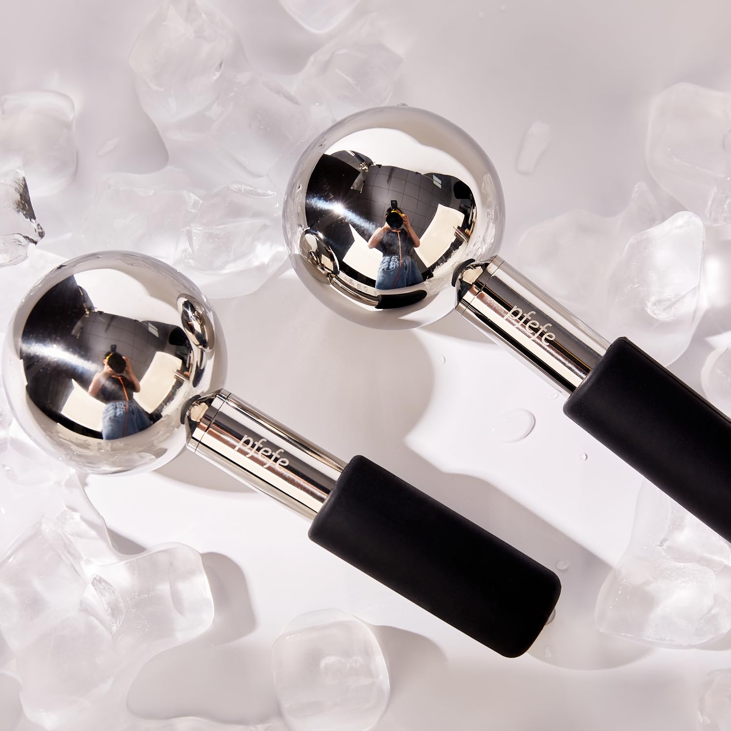 Pfefe rubber-bottom holders protect hands from cold during use.