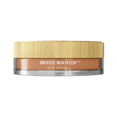Bronze Booster Sun Blur Balm sobre piel desnuda o maquillaje para un toque cálido.