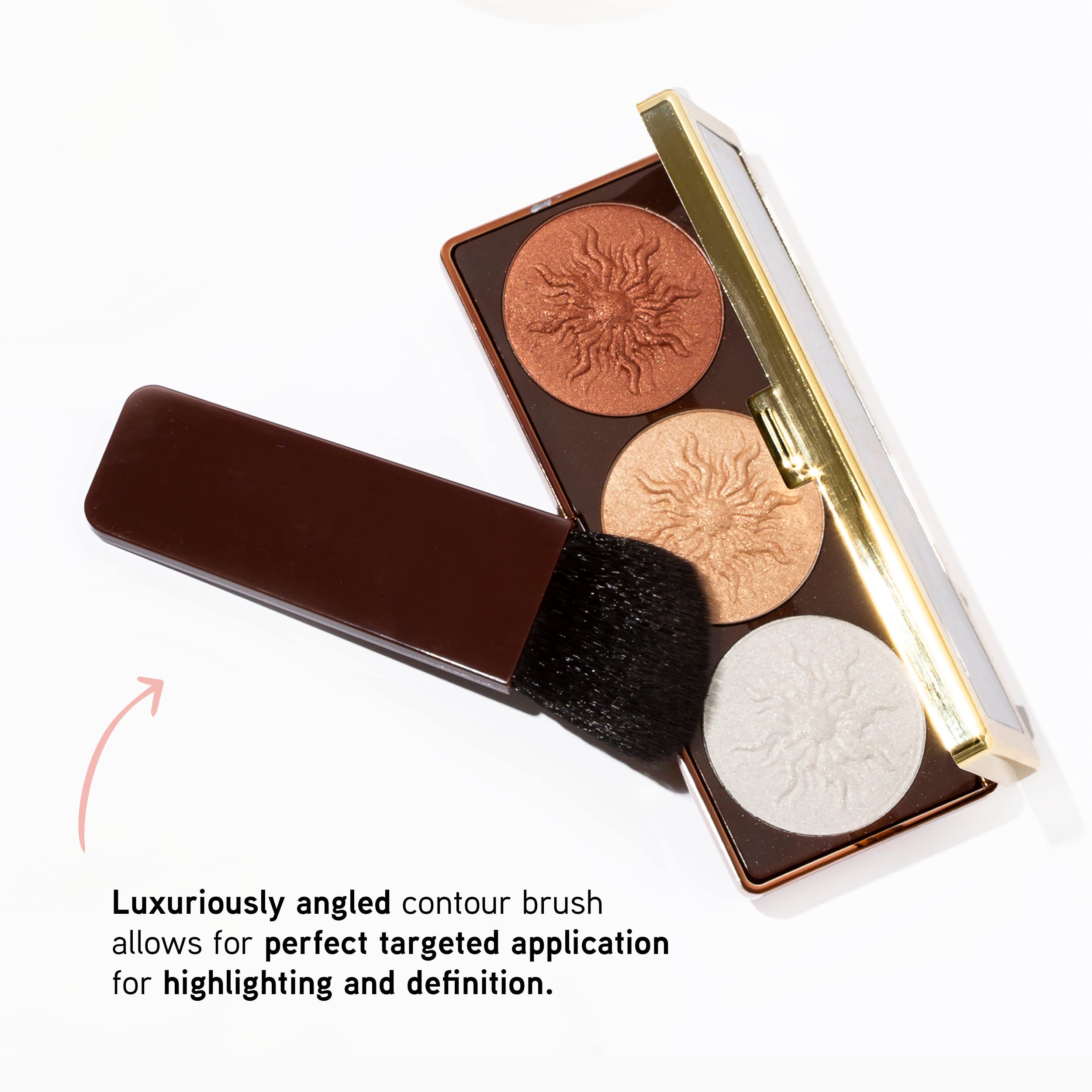 Physicians Formula contorno suave aplicado en mejilla para realzar rasgos.