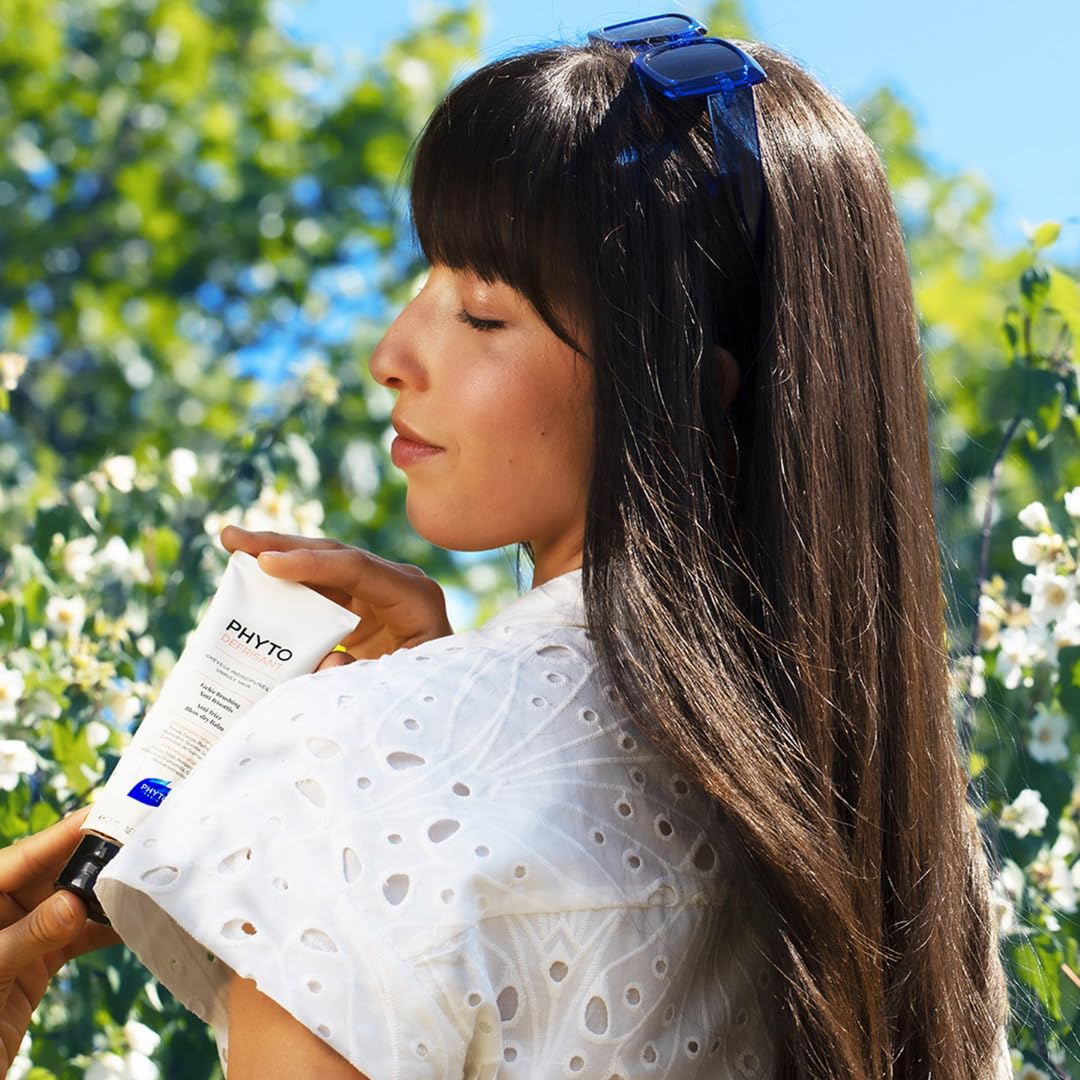 PHYTO Phytodefrisant protective formula during heat styling for hair health.