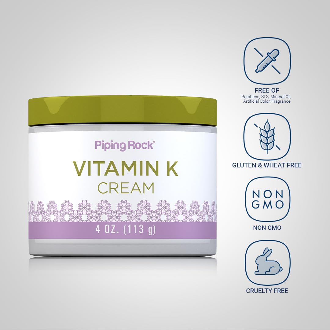 Aplicación de la crema Vitamina K en la zona de ojos.