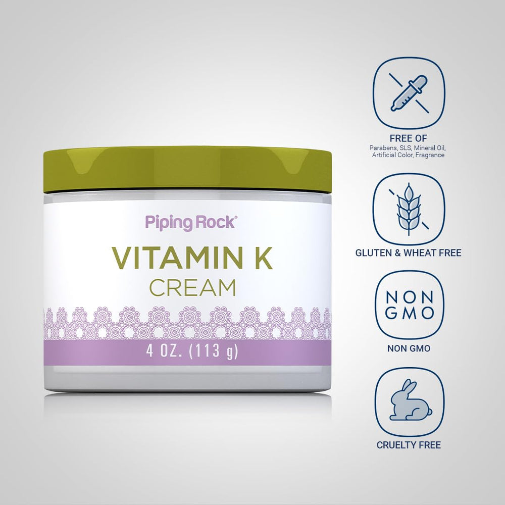 Aplicación de la crema Vitamina K en la zona de ojos.