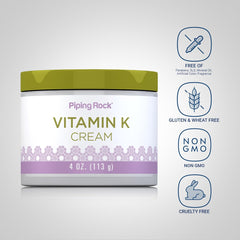 Aplicación de la crema Vitamina K en la zona de ojos.