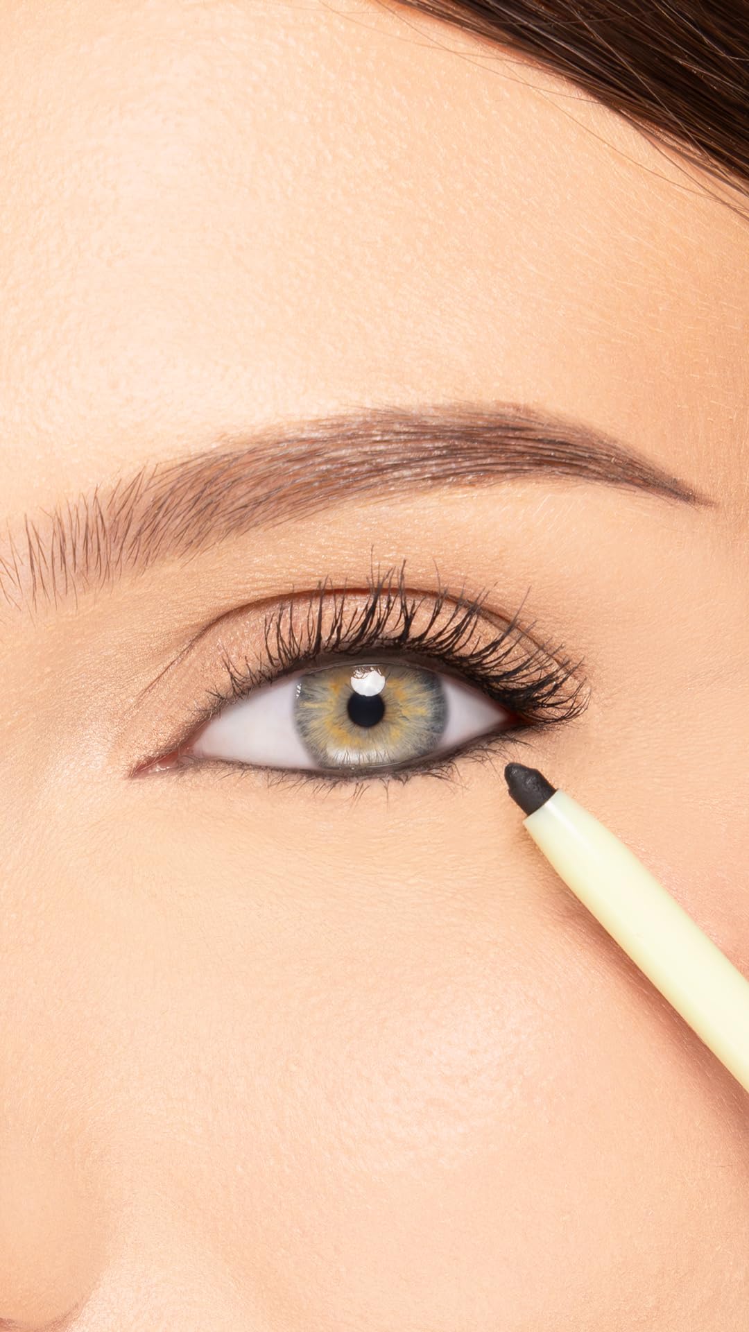 Pixi delineador impermeable para la línea ocular superior ofrece color duradero sin esfuerzo.