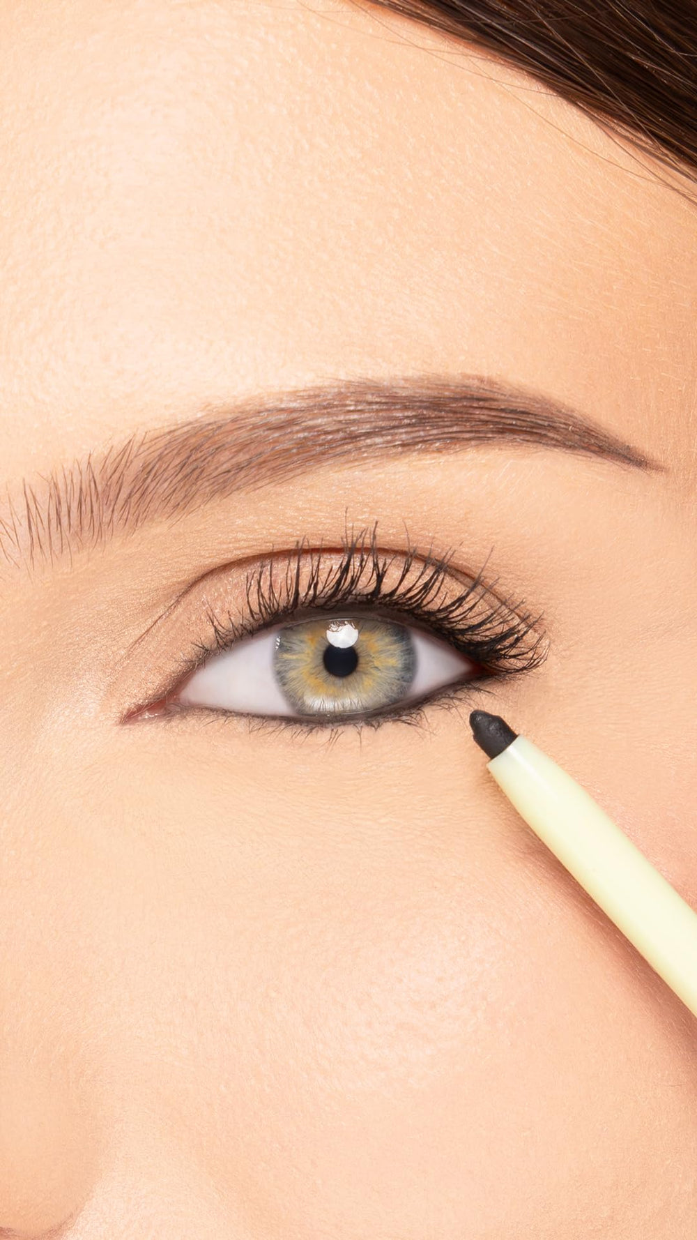 Pixi delineador impermeable para la línea ocular superior ofrece color duradero sin esfuerzo.