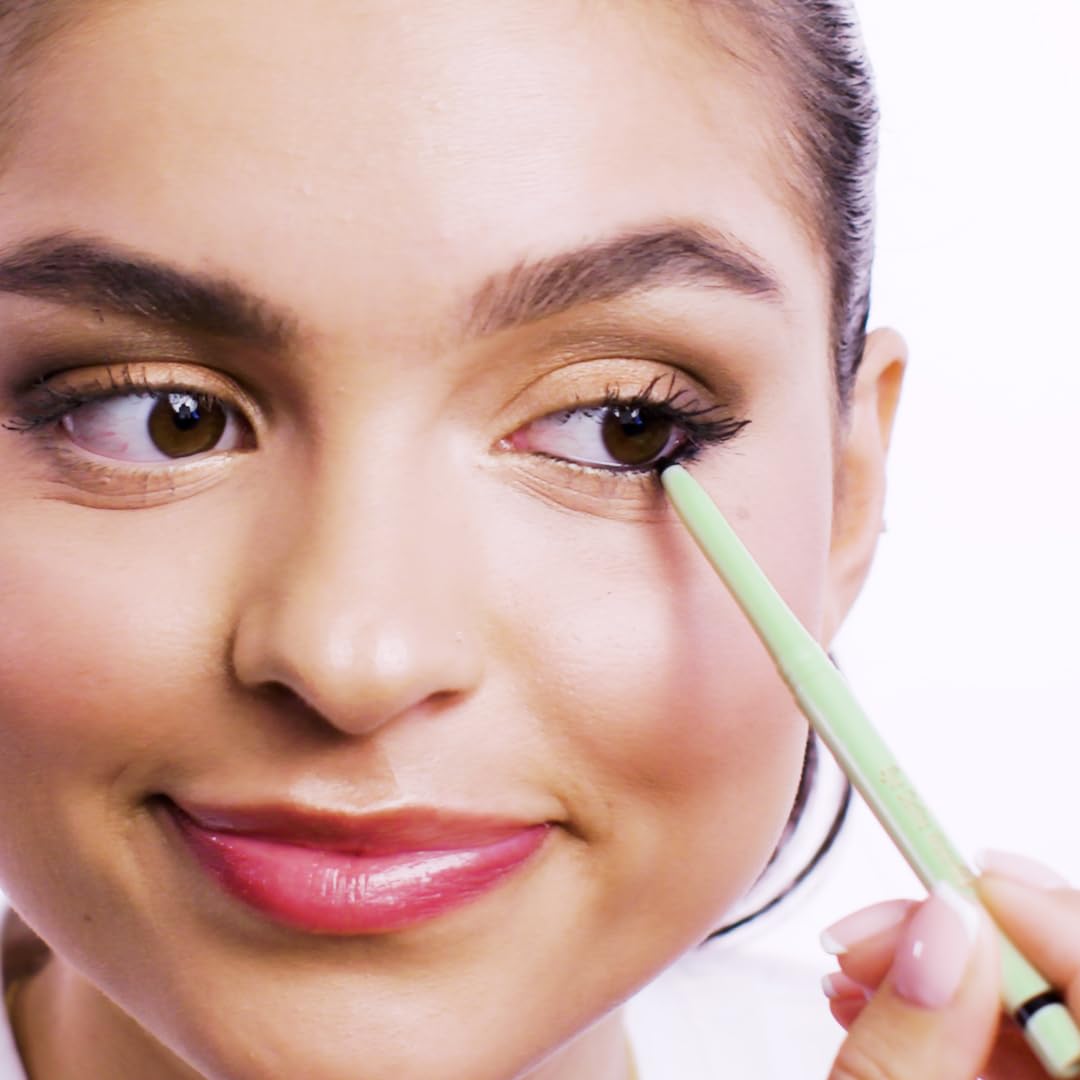 Pixi delineador resistente a la transferencia mantiene el look limpio.