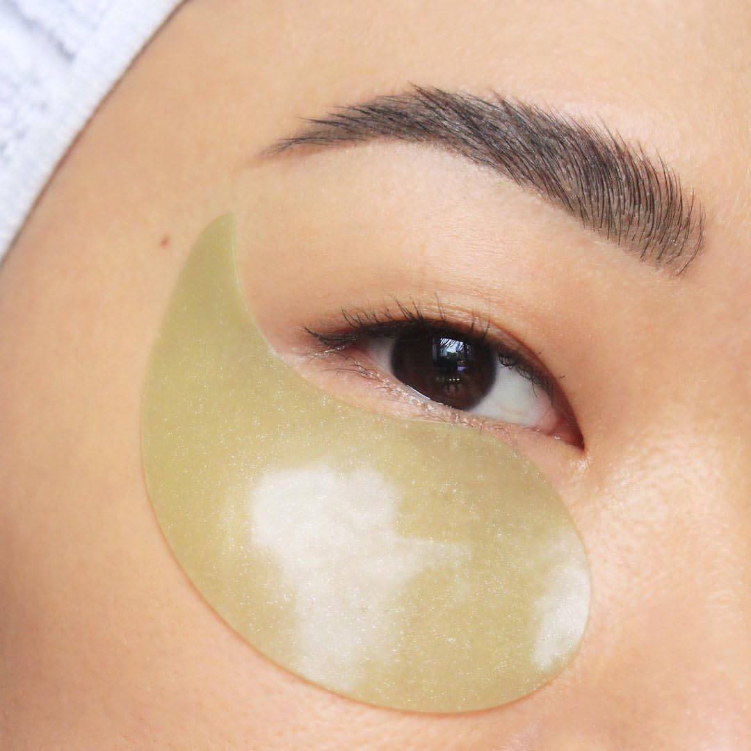 Pixi DetoxifEYE texture close-up demonstrates flexible, comfortable patches.