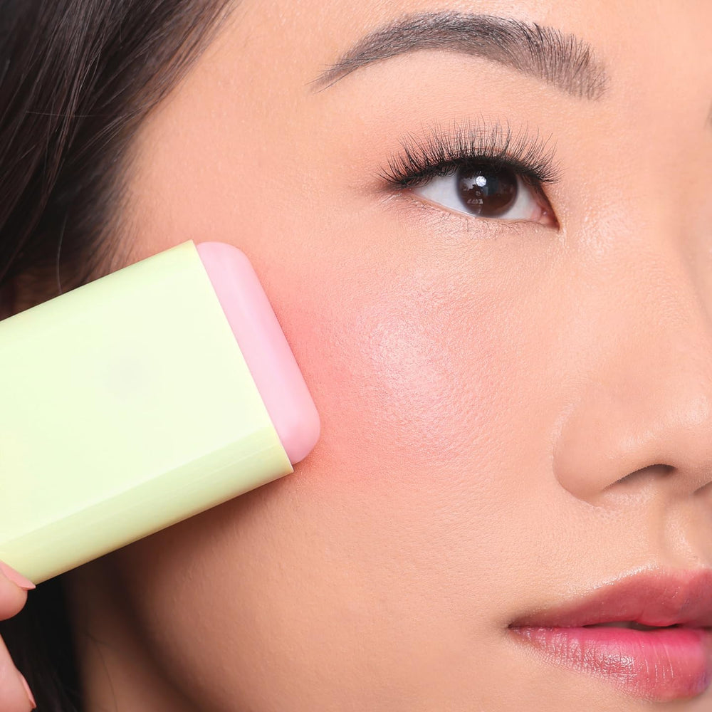 Pixi On-the-Glow Blush aplicado con dedos para tono personalizado