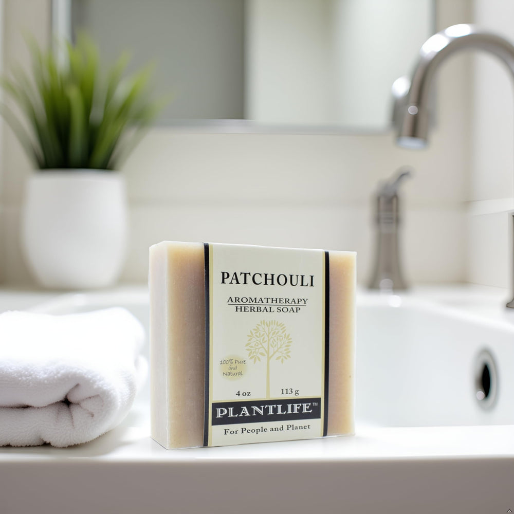 Plantlife Patchouli Bar Soap barra sobre mesa, cuidado diario de piel.