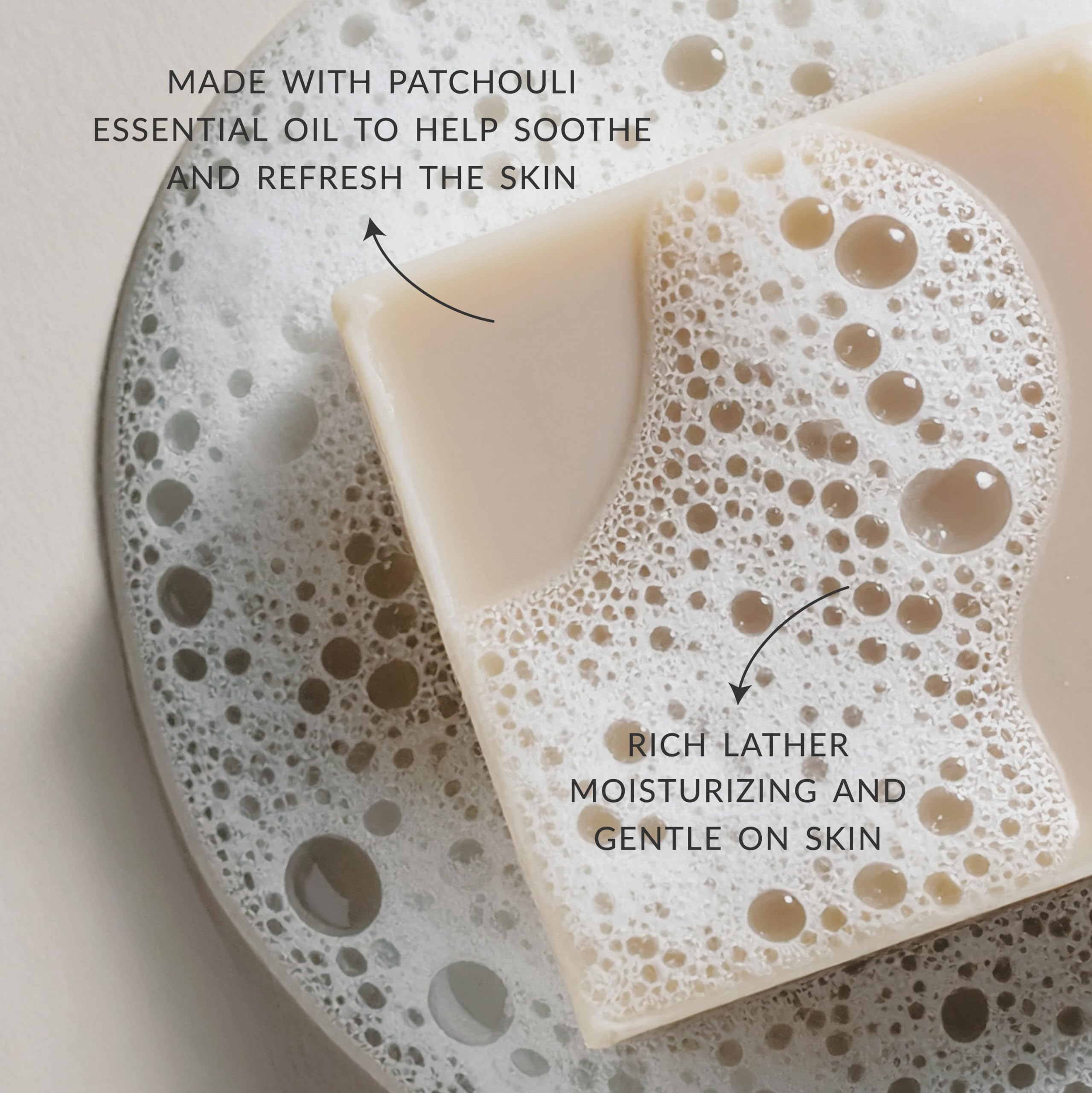 Plantlife Patchouli Bar Soap jabón en mano, hidratación suave para piel sensible.