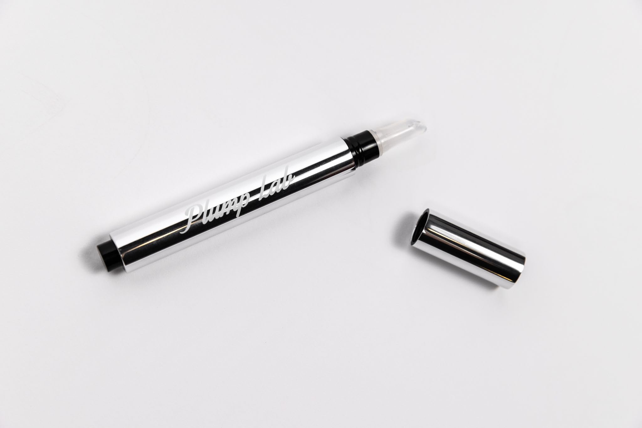 Duración del brillo de Plump Lab, labios con color claro duradero.